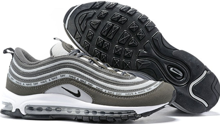 Les baskets Nike Air Max 97 sont synonymes de style emblématique et de confort absolu. Leur design ondulé distinctif.pas cher. Le moins cher. 