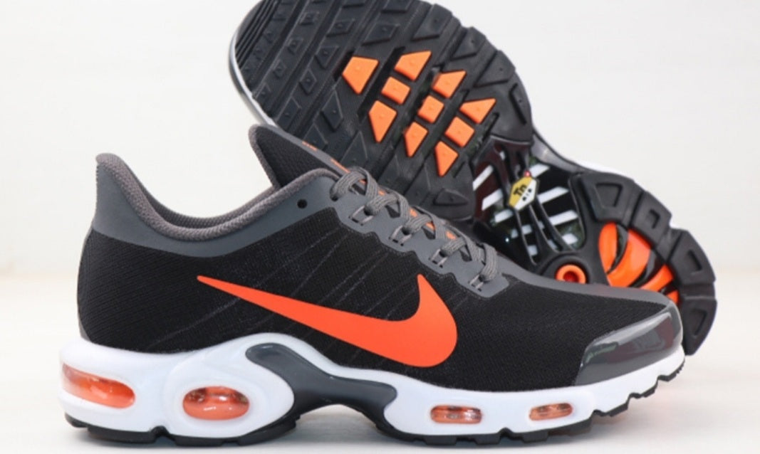 Les baskets Nike Zoom TN incarnent un style dynamique et une performance inégalée.

Par ailleurs, leur design distinctif et leur utilisation.