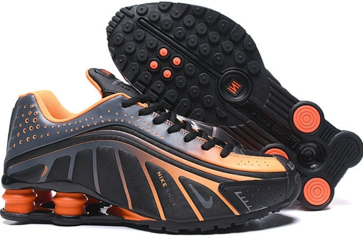 Les baskets Nike Shox R4 combinent style audacieux et innovation technologique exceptionnel et indispensable. Pas Cher. Le moins cher.