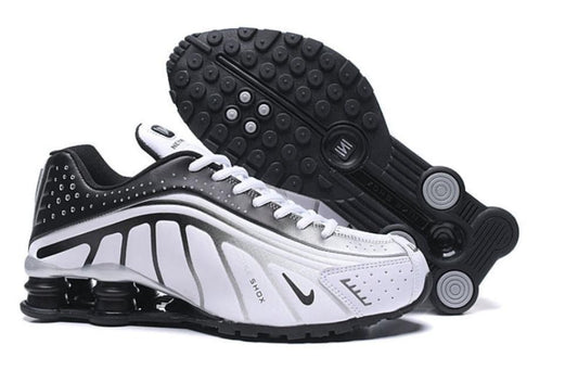 Les baskets Nike Shox R4 combinent style audacieux et innovation technologique exceptionnel et indispensable. Pas Cher. Le moins cher.
