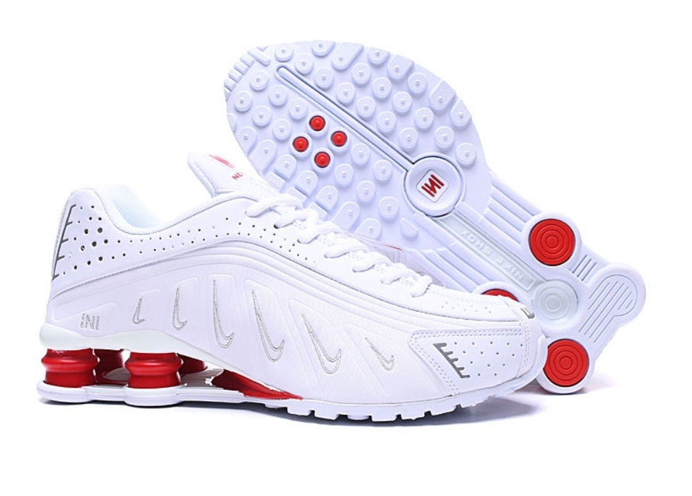 Les baskets Nike Shox R4 combinent style audacieux et innovation technologique exceptionnel et indispensable. Pas Cher. Le moins cher.