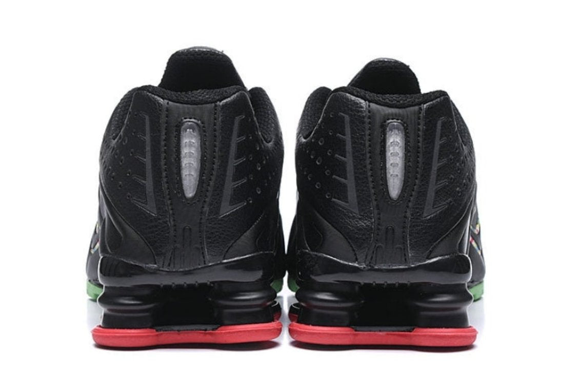Les baskets Nike Shox R4 combinent style audacieux et innovation technologique exceptionnel et indispensable. Pas Cher. Le moins cher.