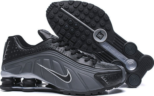 Les baskets Nike Shox R4 combinent style audacieux et innovation technologique exceptionnel et indispensable. Pas Cher. Le moins cher.