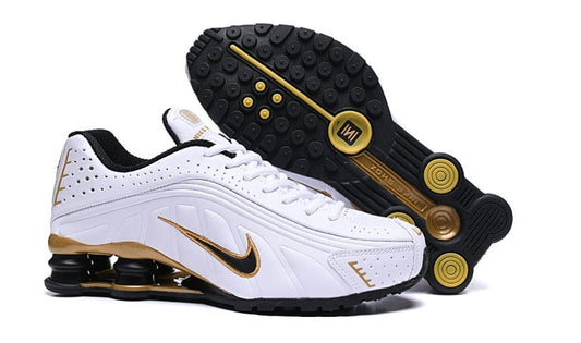 Les baskets Nike Shox R4 combinent style audacieux et innovation technologique exceptionnel et indispensable. Pas Cher. Le moins cher.