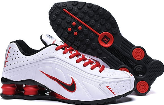 Les baskets Nike Shox R4 combinent style audacieux et innovation technologique exceptionnel et indispensable. Pas Cher. Le moins cher.