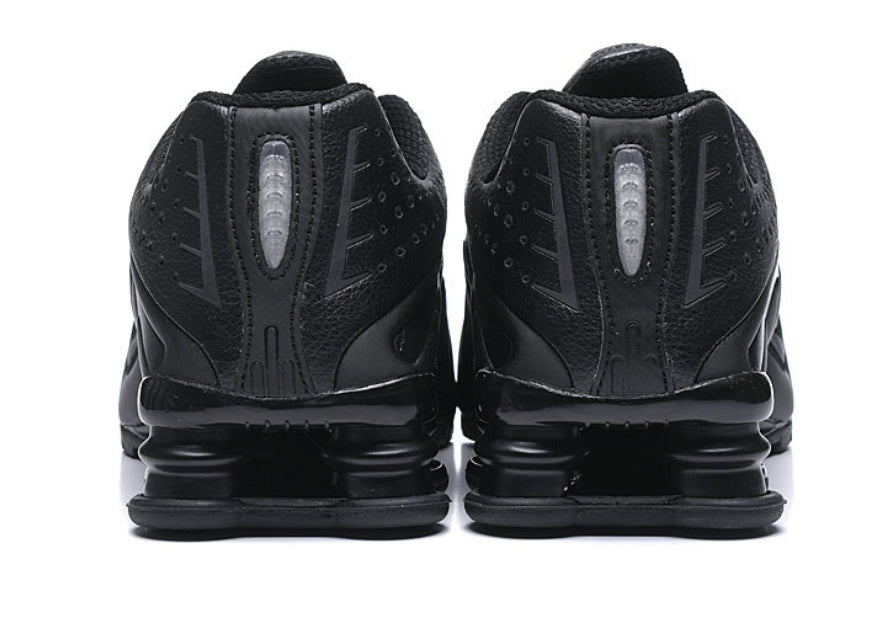 Les baskets Nike Shox R4 combinent style audacieux et innovation technologique exceptionnel et indispensable. Pas Cher. Le moins cher.