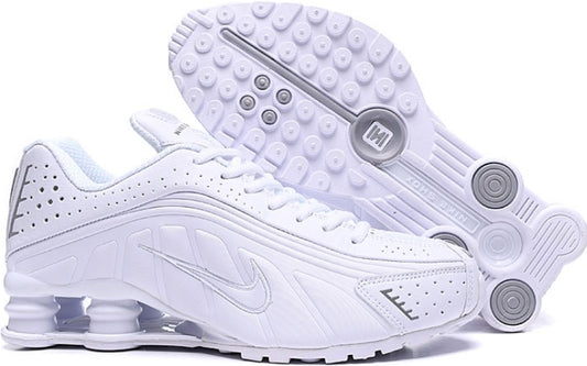 Les baskets Nike Shox R4 combinent style audacieux et innovation technologique exceptionnel et indispensable. Pas Cher. Le moins cher.