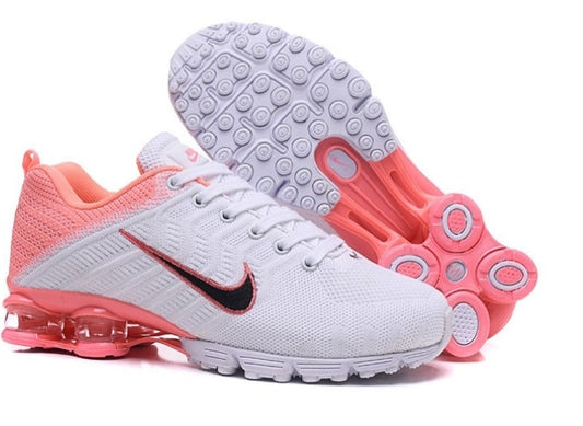 Les baskets Nike Air Shox sont réputées pour leur style emblématique et leur performance exceptionnelle.
inoubliable style.