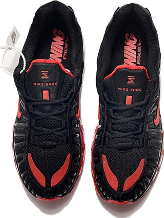 Les baskets Nike Air Shox 2020 allient style moderne et performance avancée. Leur design audacieux et innovant capte l’attention. Pas cher.le moins cher.