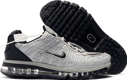 Les baskets Nike Air Shox 2020 allient style moderne et performance avancée. Leur design audacieux et innovant capte l’attention. Pas cher.le moins cher.