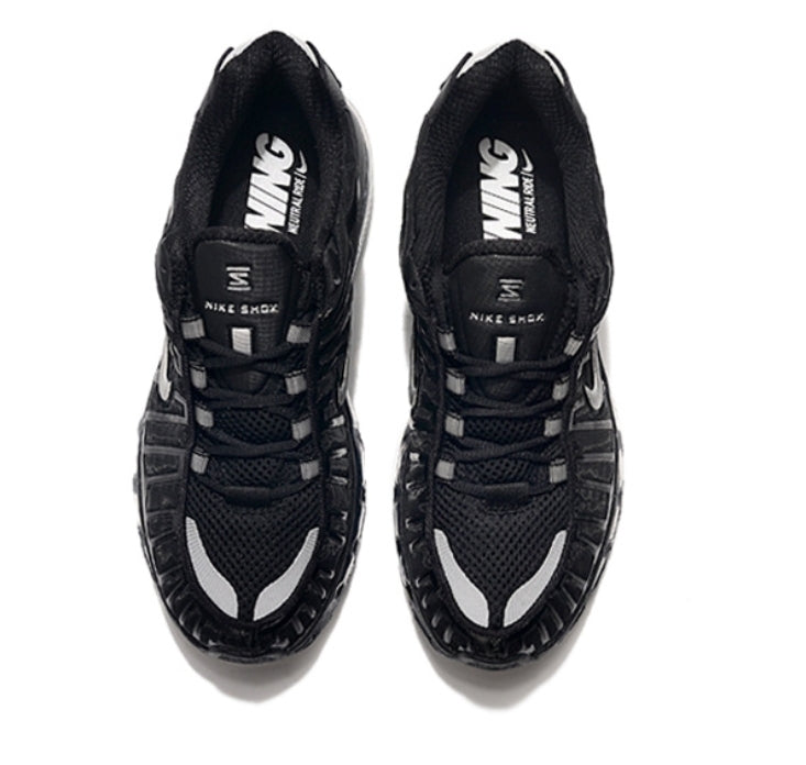 Les baskets Nike Air Shox 2020 allient style moderne et performance avancée. Leur design audacieux et innovant capte l’attention. Pas cher.le moins cher.