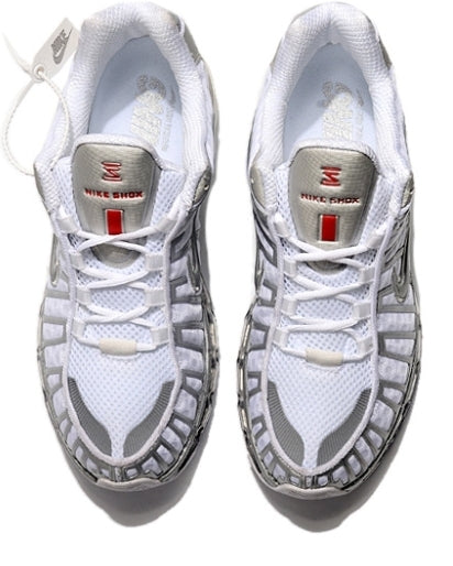 Les baskets Nike Air Shox 2020 allient style moderne et performance avancée. Leur design audacieux et innovant capte l’attention. Pas cher.le moins cher.