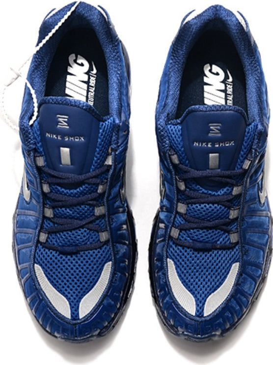Les baskets Nike Air Shox 2020 allient style moderne et performance avancée. Leur design audacieux et innovant capte l’attention. Pas cher.le moins cher.