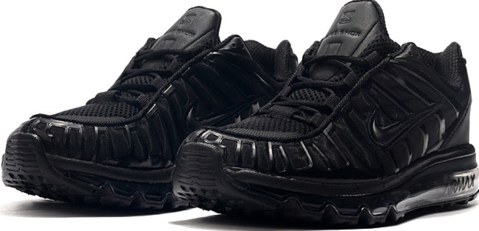 Les baskets Nike Air Shox 2020 allient style moderne et performance avancée. Leur design audacieux et innovant capte l’attention. Pas cher.le moins cher.