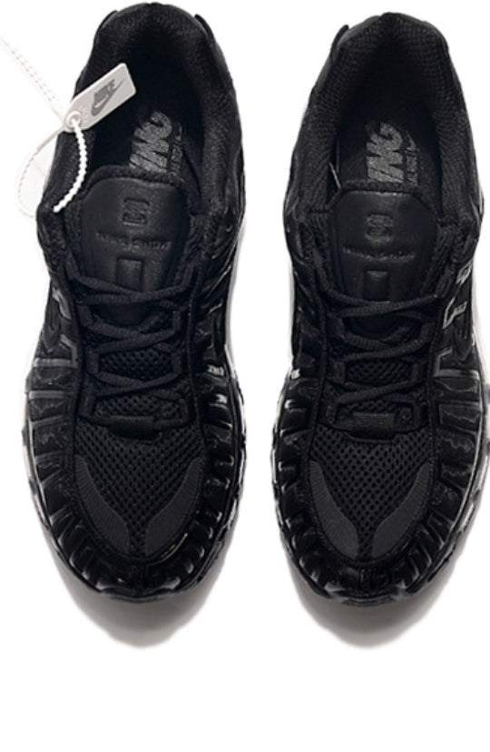 Les baskets Nike Air Shox 2020 allient style moderne et performance avancée. Leur design audacieux et innovant capte l’attention. Pas cher.le moins cher.