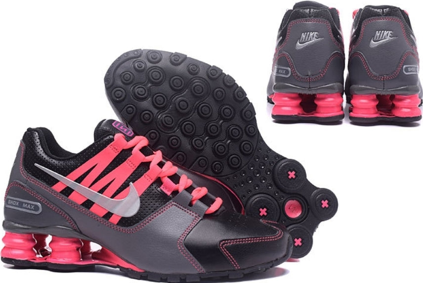 Les baskets Nike Shox PU marient style audacieux et innovation technologique. Leur design distinctif attire les passionnés de mode et de performance. 