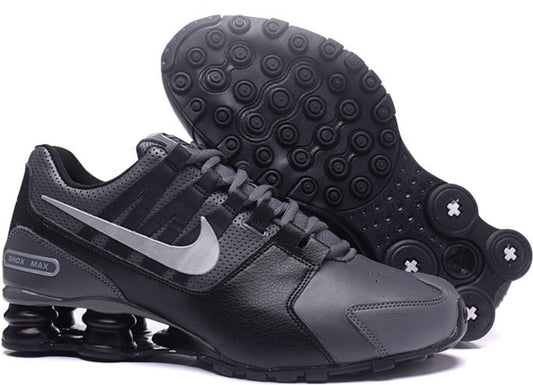Les baskets Nike Shox PU marient style audacieux et innovation technologique. Leur design distinctif attire les passionnés de mode et de performance. 
