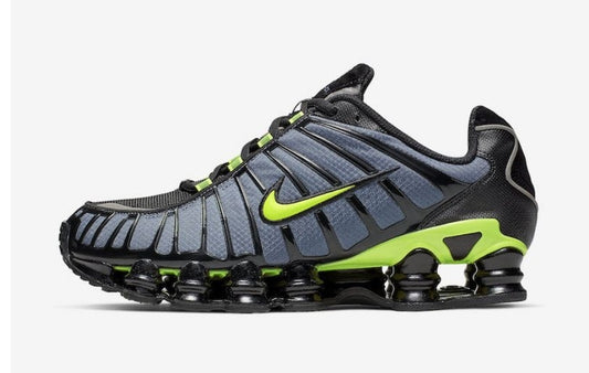 Les baskets Nike Shox TL allient un style avant-gardiste et une innovation technique avancée. Leur design unique et leurs détails sophistiqués.
