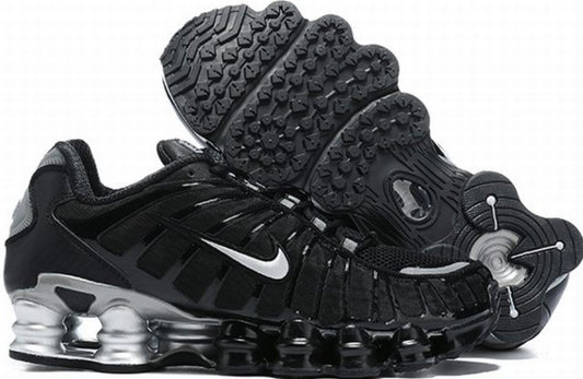 Les baskets Nike Shox TL allient un style avant-gardiste et une innovation technique avancée. Leur design unique et leurs détails sophistiqués.