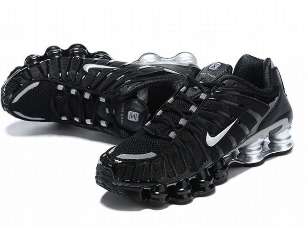 Les baskets Nike Shox TL allient un style avant-gardiste et une innovation technique avancée. Leur design unique et leurs détails sophistiqués.