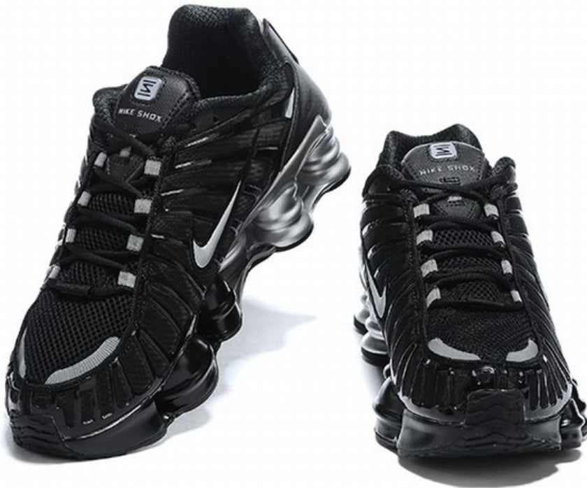 Les baskets Nike Shox TL allient un style avant-gardiste et une innovation technique avancée. Leur design unique et leurs détails sophistiqués.