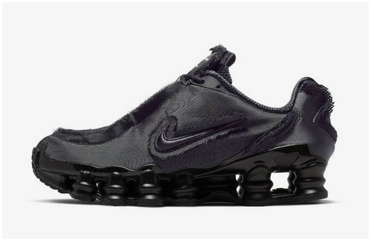 Les baskets Nike Shox TL allient un style avant-gardiste et une innovation technique avancée. Leur design unique et leurs détails sophistiqués.