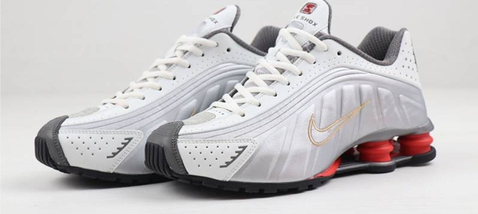 Les baskets Nike Shox R4 combinent style audacieux et innovation technologique exceptionnel et indispensable. Pas Cher. Le moins cher.