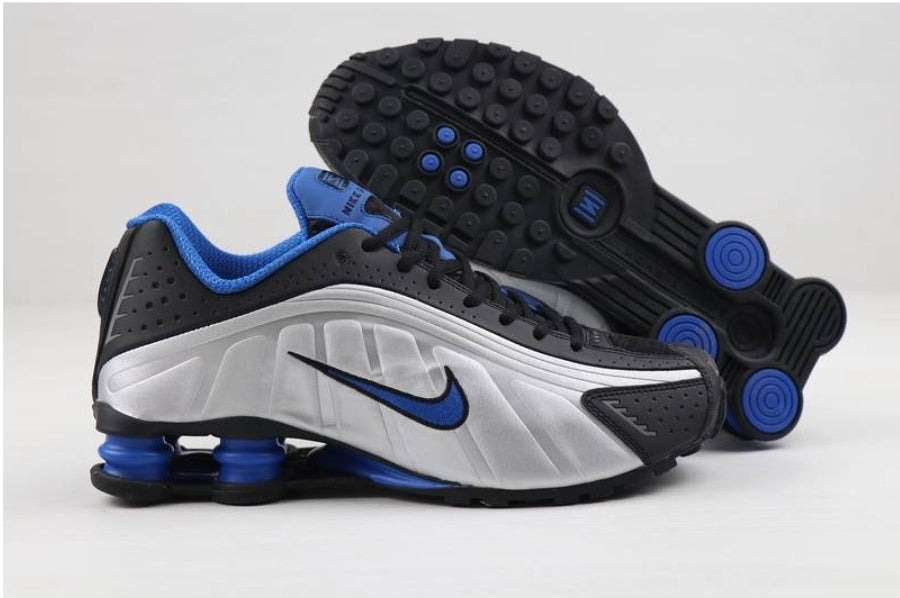 Les baskets Nike Shox R4 combinent style audacieux et innovation technologique exceptionnel et indispensable. Pas Cher. Le moins cher.