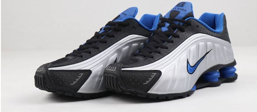 Les baskets Nike Shox R4 combinent style audacieux et innovation technologique exceptionnel et indispensable. Pas Cher. Le moins cher.