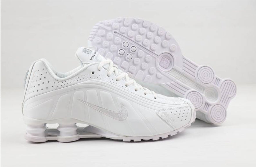 Les baskets Nike Shox R4 combinent style audacieux et innovation technologique exceptionnel et indispensable. Pas Cher. Le moins cher.