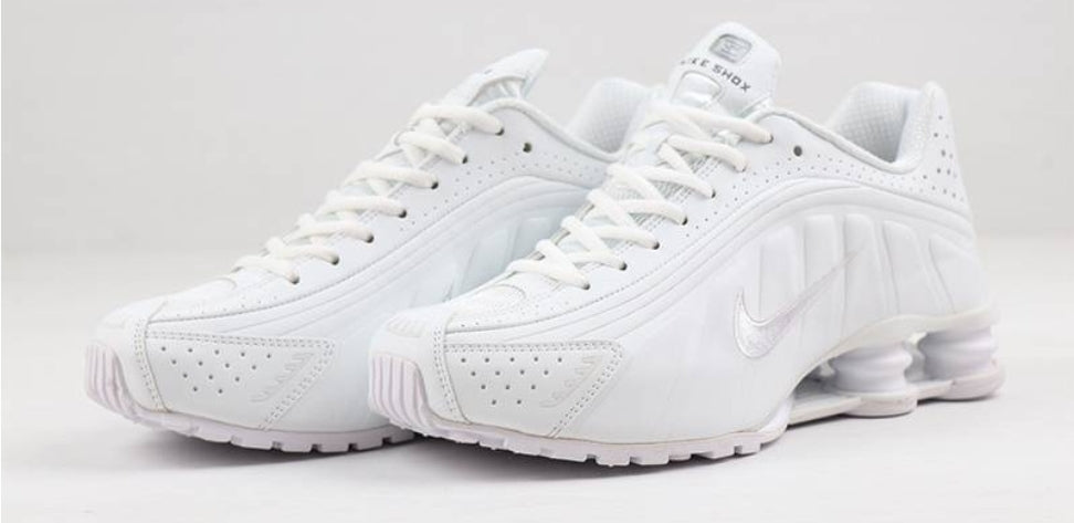 Les baskets Nike Shox R4 combinent style audacieux et innovation technologique exceptionnel et indispensable. Pas Cher. Le moins cher.
