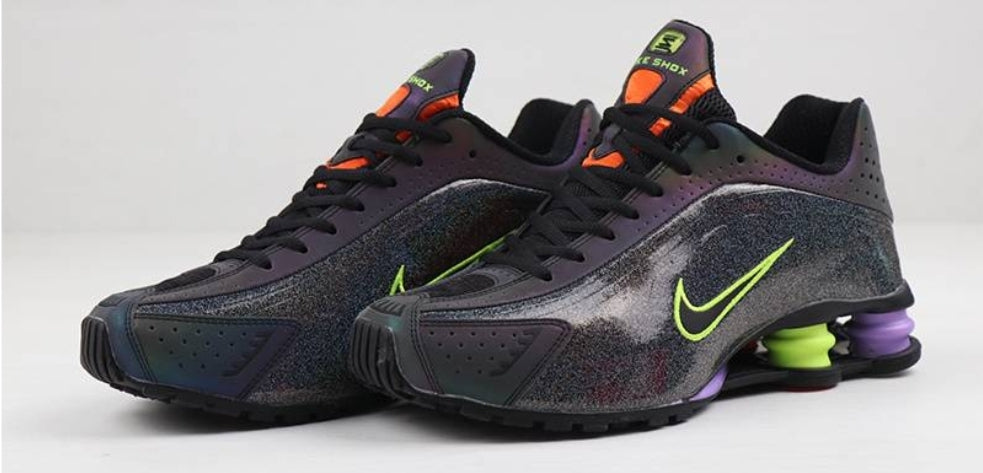 Les baskets Nike Shox R4 combinent style audacieux et innovation technologique exceptionnel et indispensable. Pas Cher. Le moins cher.