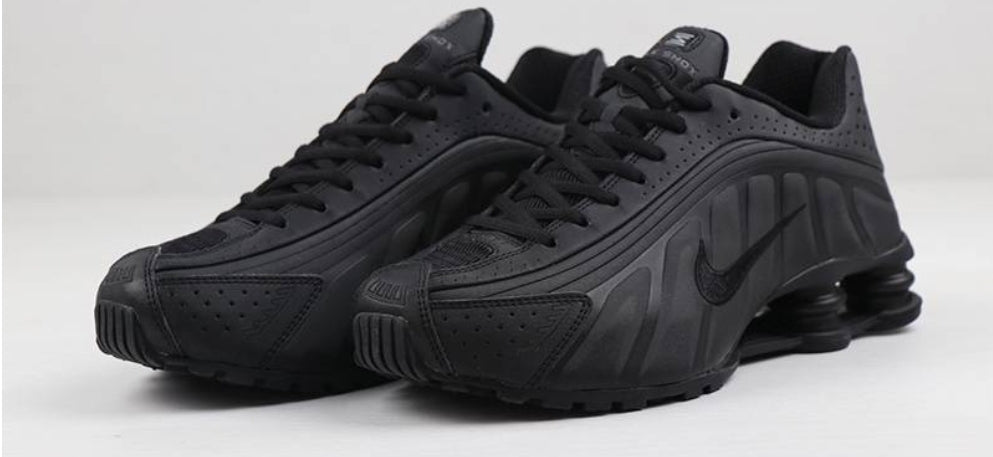 Les baskets Nike Shox R4 combinent style audacieux et innovation technologique exceptionnel et indispensable. Pas Cher. Le moins cher.