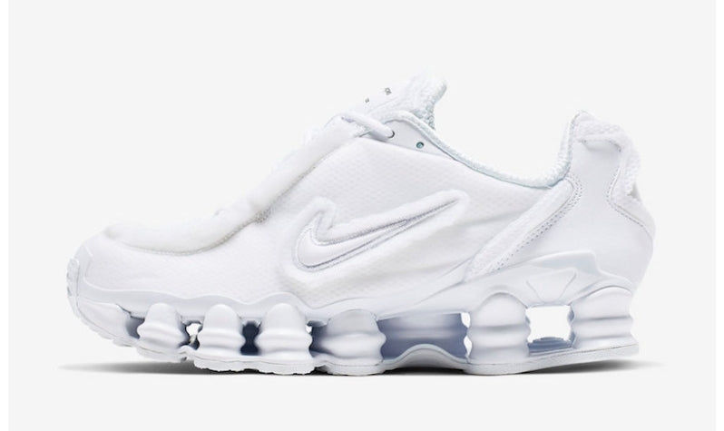 Les baskets Nike Shox TL allient un style avant-gardiste et une innovation technique avancée. Leur design unique et leurs détails sophistiqués.