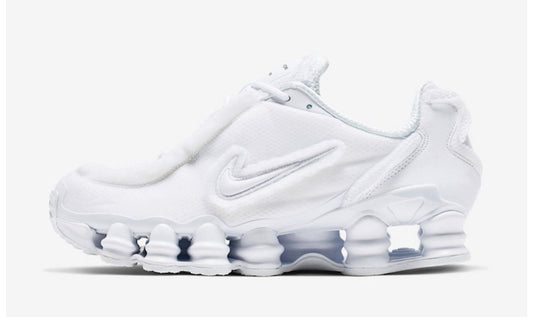 Les baskets Nike Shox TL allient un style avant-gardiste et une innovation technique avancée. Leur design unique et leurs détails sophistiqués.