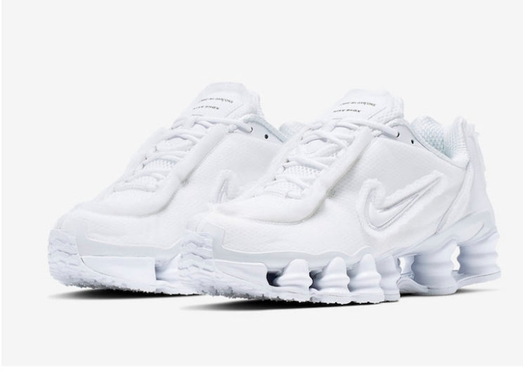 Les baskets Nike Shox TL allient un style avant-gardiste et une innovation technique avancée. Leur design unique et leurs détails sophistiqués.