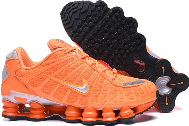 Les baskets Nike Shox TL allient un style avant-gardiste et une innovation technique avancée. Leur design unique et leurs détails sophistiqués.
