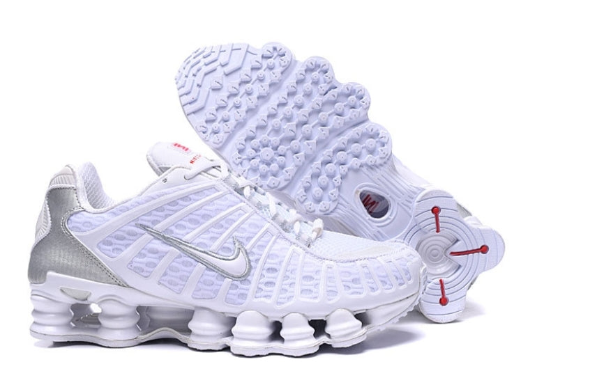 Les baskets Nike Shox TL allient un style avant-gardiste et une innovation technique avancée. Leur design unique et leurs détails sophistiqués.