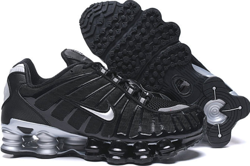 Les baskets Nike Shox TL allient un style avant-gardiste et une innovation technique avancée. Leur design unique et leurs détails sophistiqués.