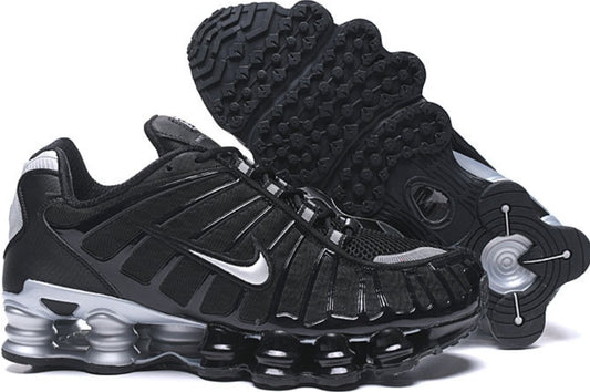 Les baskets Nike Shox TL allient un style avant-gardiste et une innovation technique avancée. Leur design unique et leurs détails sophistiqués.