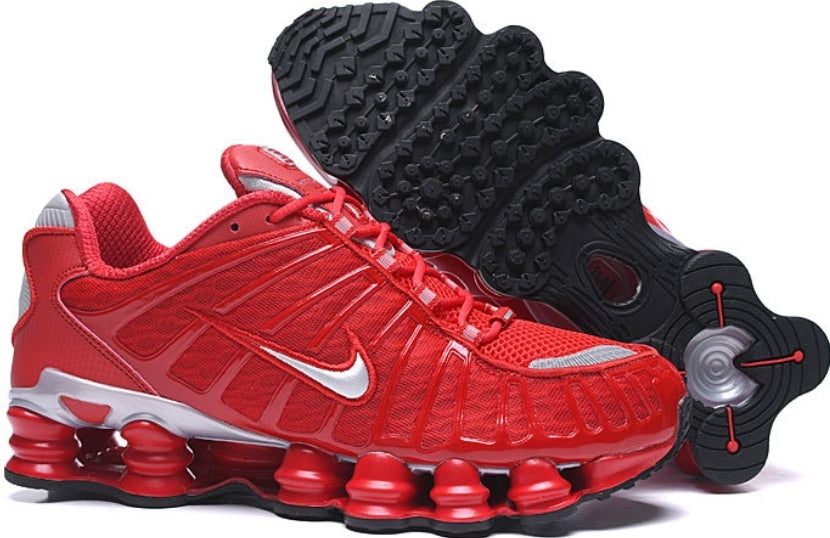 Les baskets Nike Shox TL allient un style avant-gardiste et une innovation technique avancée. Leur design unique et leurs détails sophistiqués.