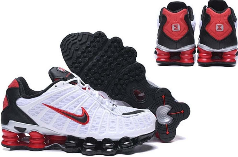 Les baskets Nike Shox TL allient un style avant-gardiste et une innovation technique avancée. Leur design unique et leurs détails sophistiqués.