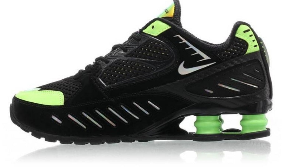Les baskets Nike Shox Enigma assurent un confort supérieur grâce à la technologie Shox. Les colonnes de soutien au talon procurent un amorti réactif.