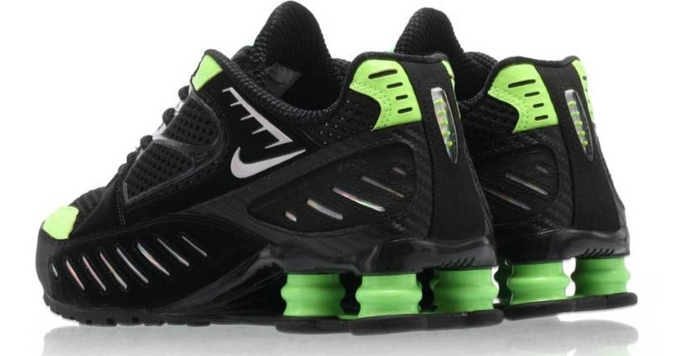 Les baskets Nike Shox Enigma assurent un confort supérieur grâce à la technologie Shox. Les colonnes de soutien au talon procurent un amorti réactif.