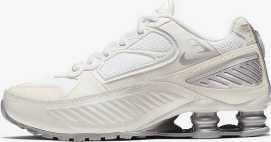 Les baskets Nike Shox Enigma assurent un confort supérieur grâce à la technologie Shox. Les colonnes de soutien au talon procurent un amorti réactif.