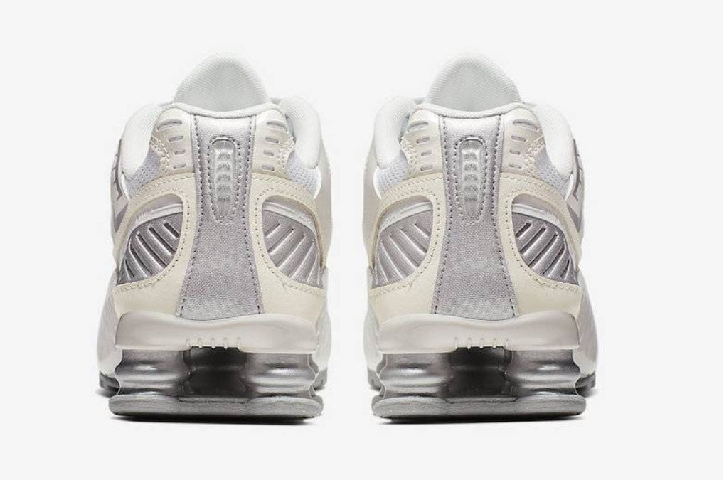 Les baskets Nike Shox Enigma assurent un confort supérieur grâce à la technologie Shox. Les colonnes de soutien au talon procurent un amorti réactif.