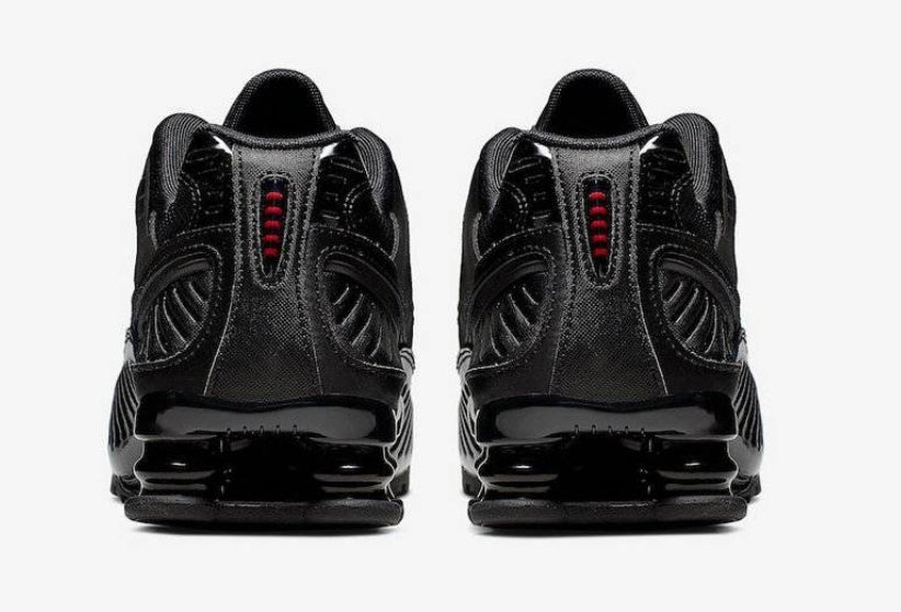 Les baskets Nike Shox Enigma assurent un confort supérieur grâce à la technologie Shox. Les colonnes de soutien au talon procurent un amorti réactif.