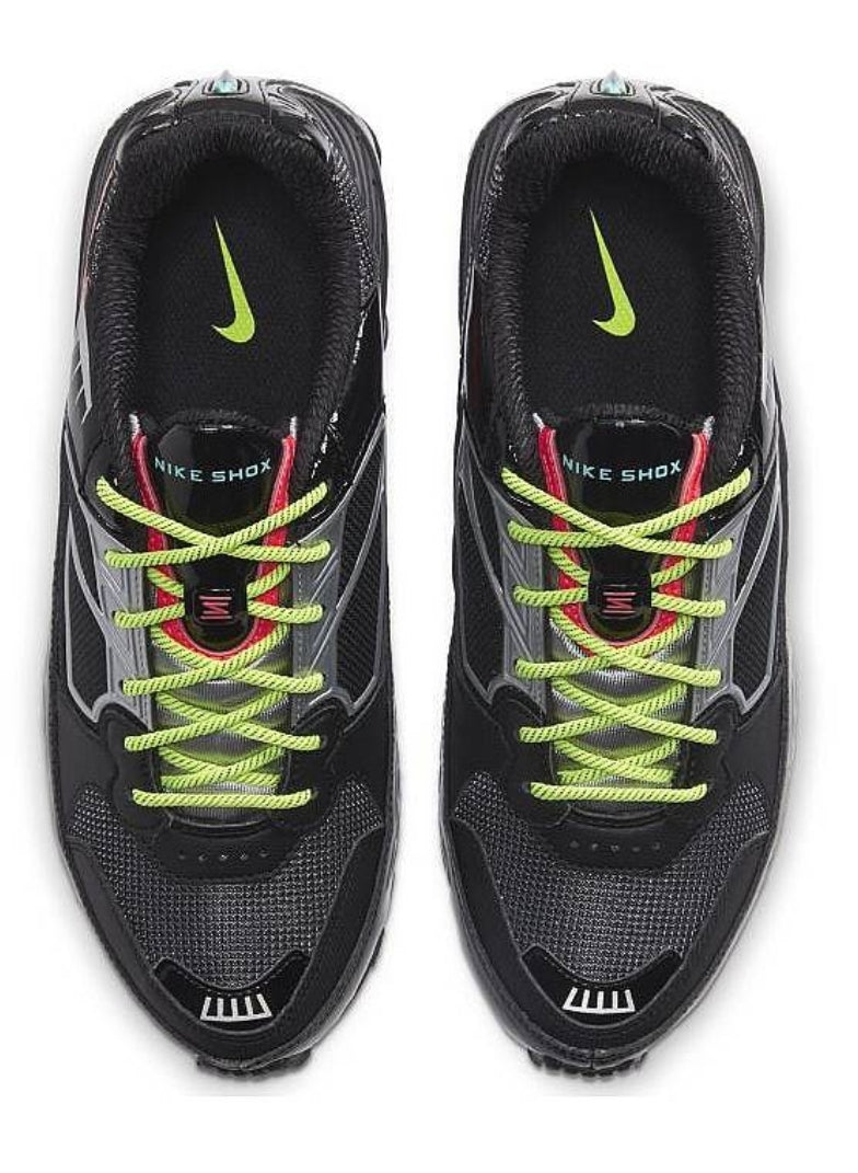 Les baskets Nike Shox Enigma assurent un confort supérieur grâce à la technologie Shox. Les colonnes de soutien au talon procurent un amorti réactif.