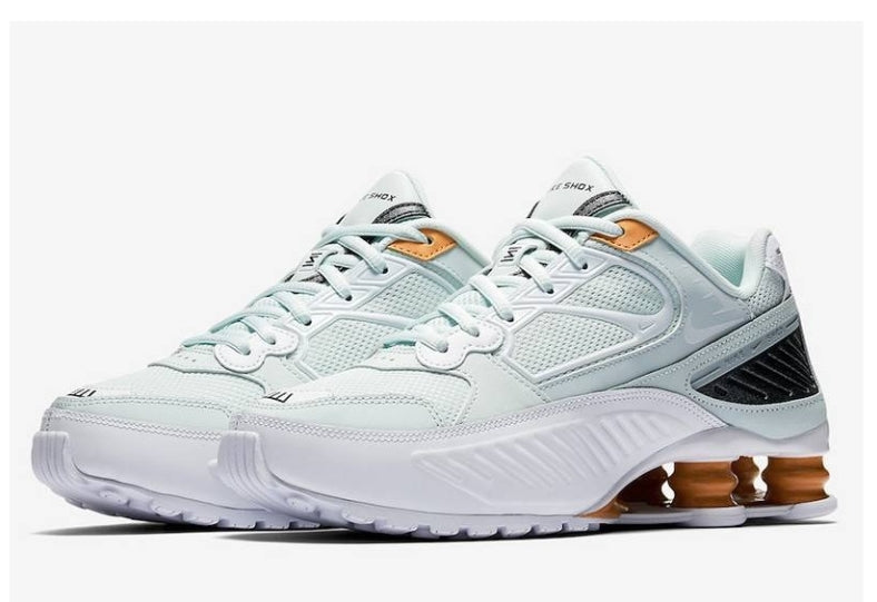 Les baskets Nike Shox Enigma assurent un confort supérieur grâce à la technologie Shox. Les colonnes de soutien au talon procurent un amorti réactif.