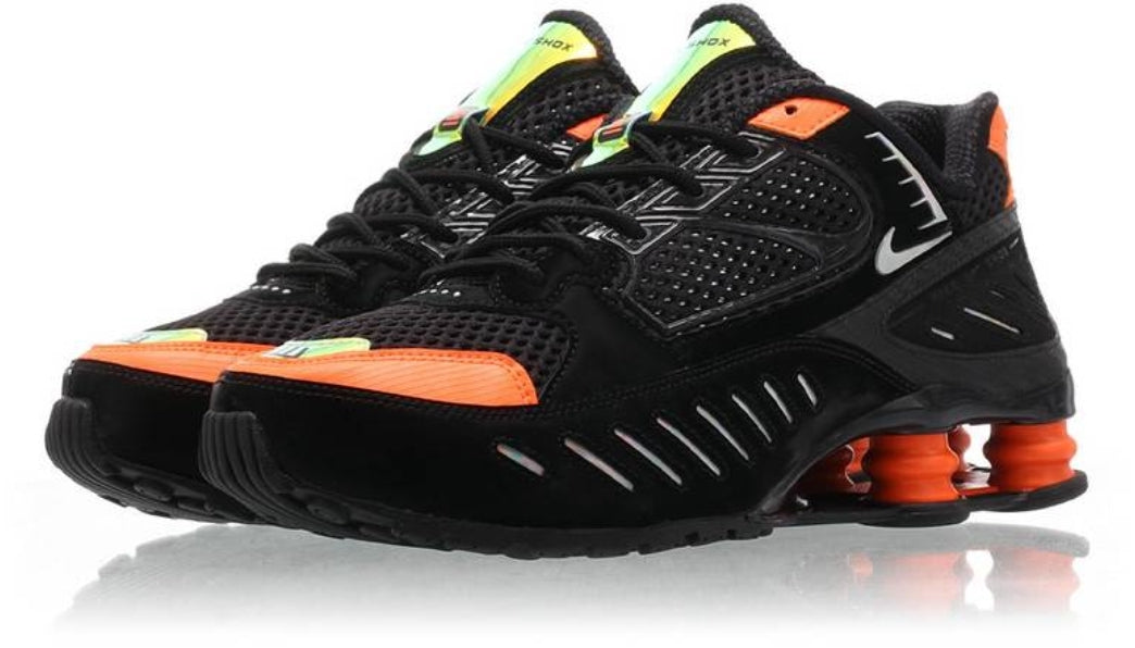 Les baskets Nike Shox Enigma assurent un confort supérieur grâce à la technologie Shox. Les colonnes de soutien au talon procurent un amorti réactif.